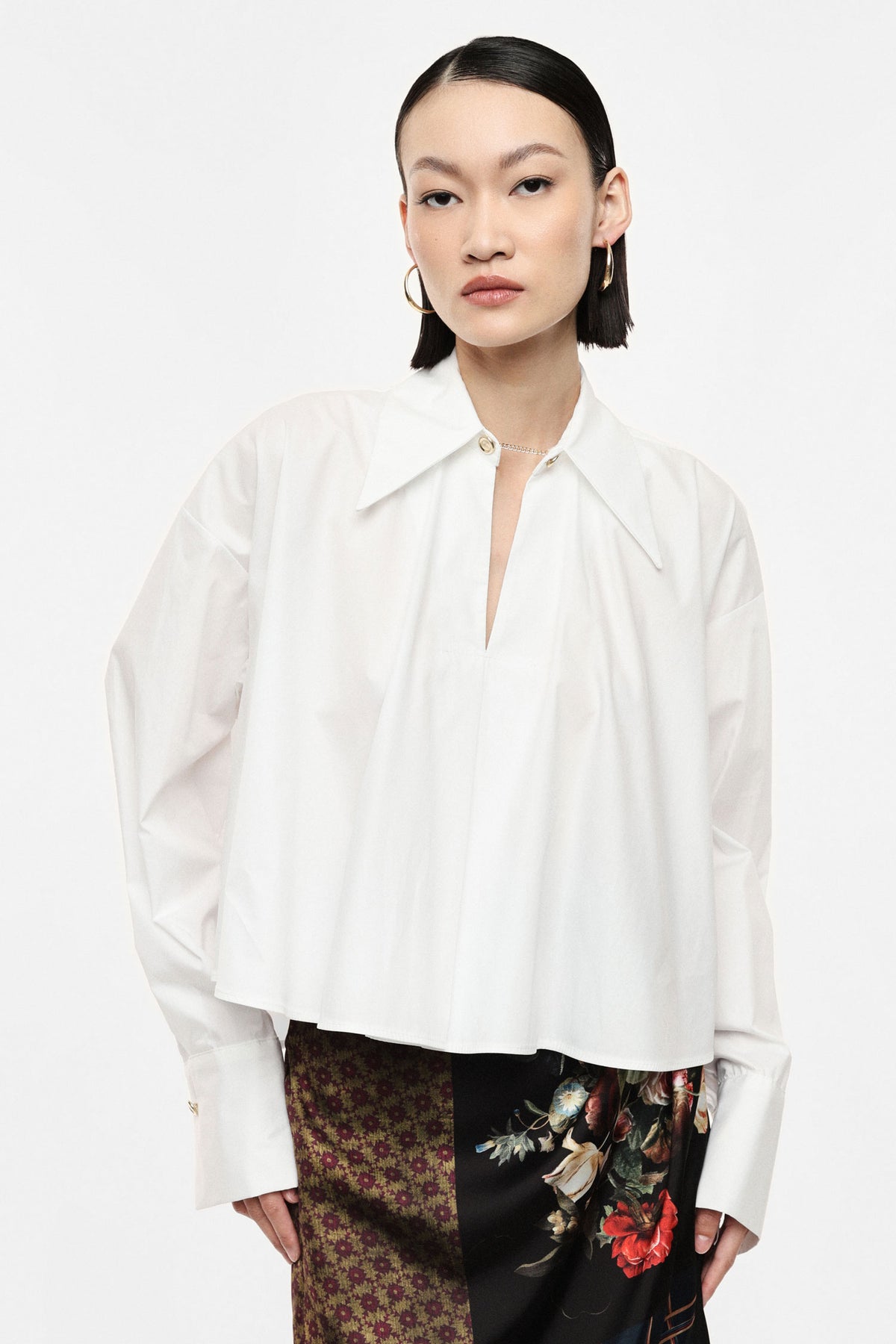 Chemise courte ample en coton à maxi poignets blanche – Femme