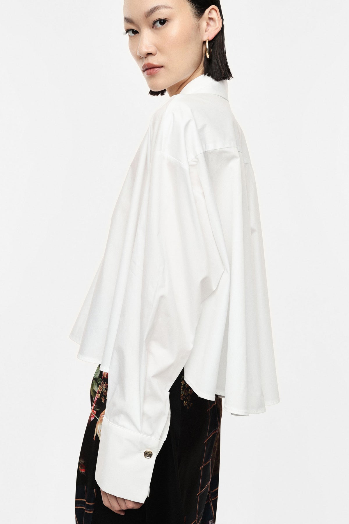 Chemise courte ample en coton à maxi poignets blanche – Femme
