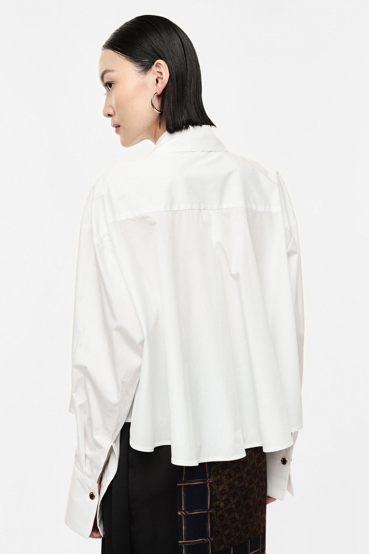 Chemise courte ample en coton à maxi poignets blanche – Femme