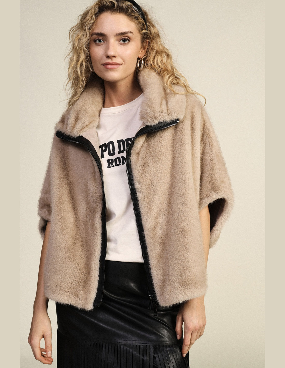 Blouson court en fausse fourrure zippé beige – Dixie vue portée de face