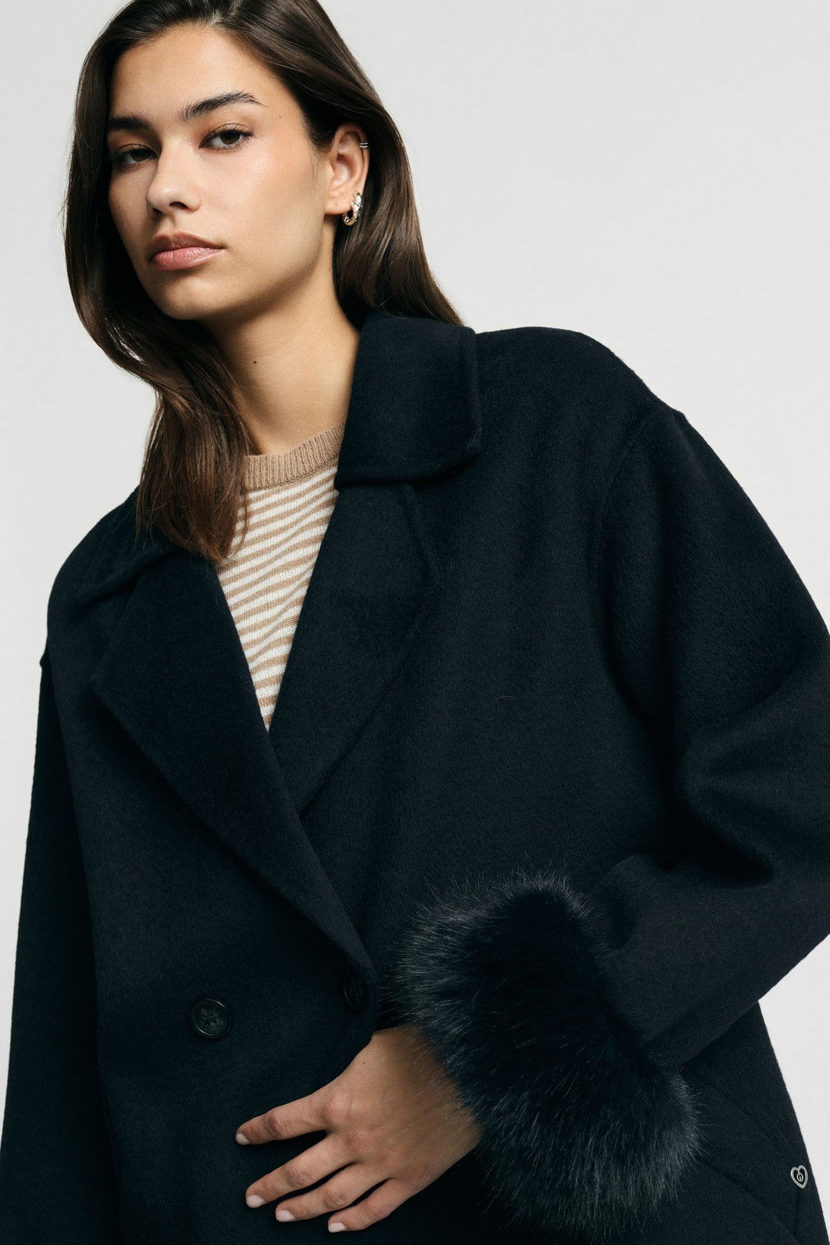 Manteau croisé poignets fausse fourrure bleu marine – Please