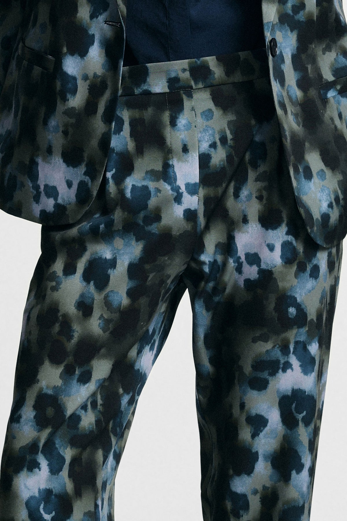 Pantalon carotte en crêpe bleu marine – Please