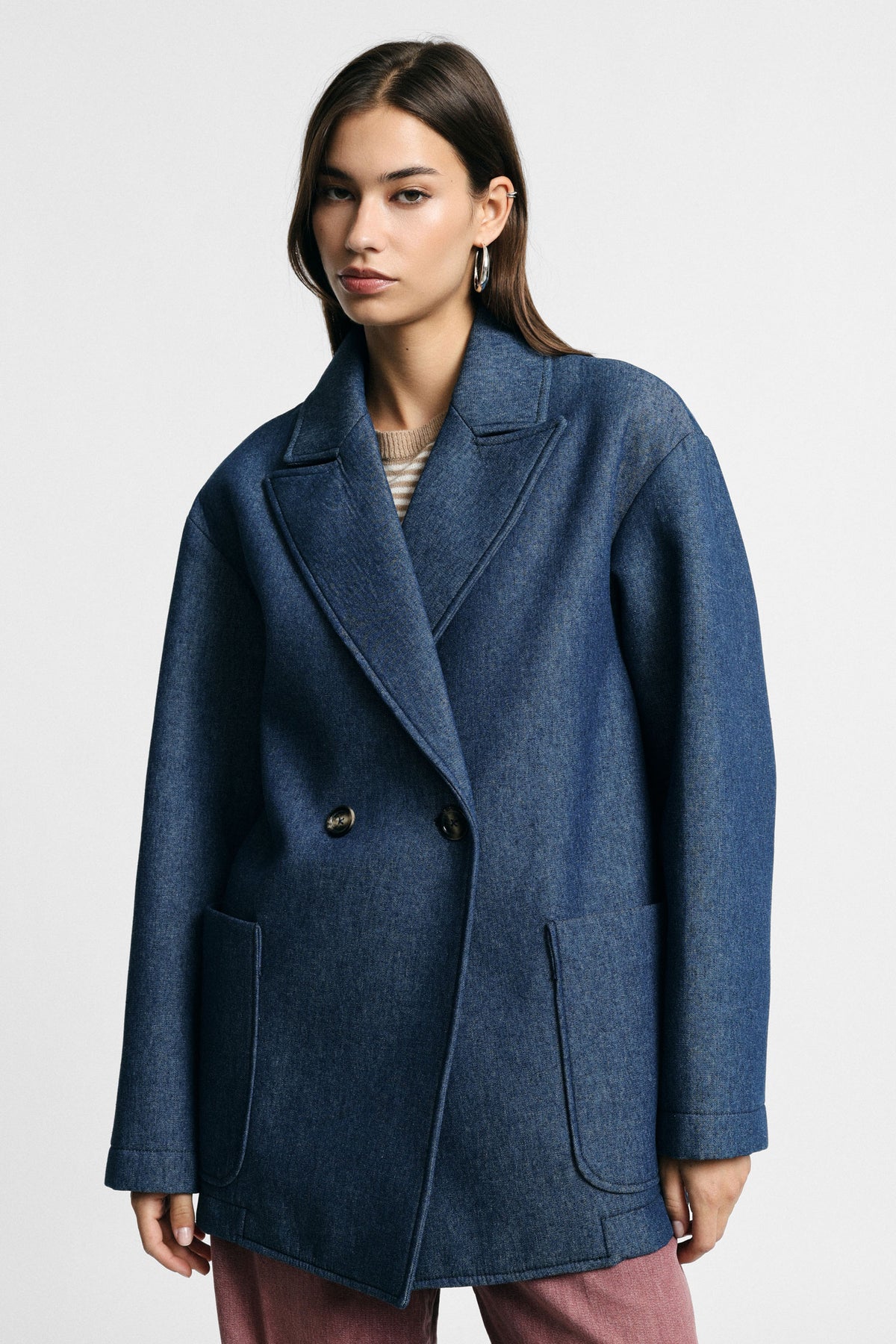 Manteau court croisé oversize en drap bleu denim porté, face – Please