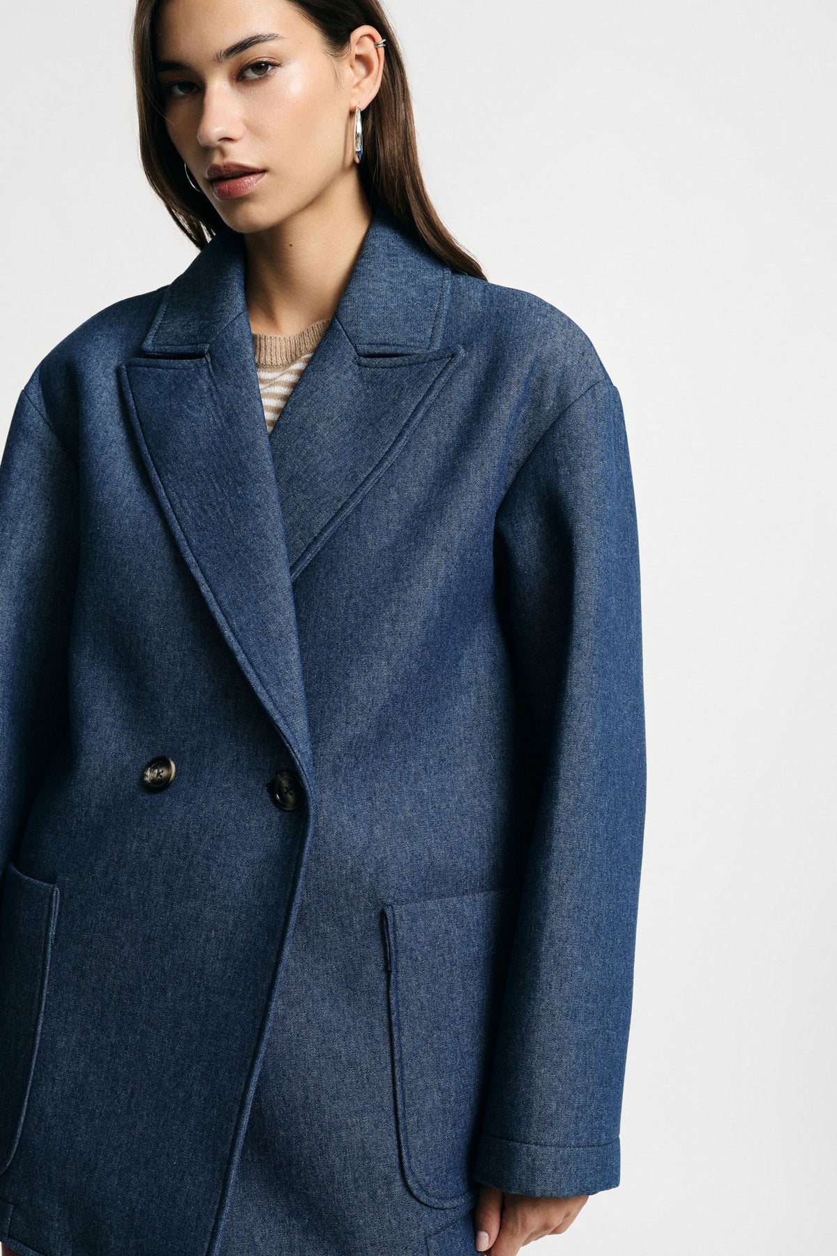Manteau court croisé oversize en drap bleu denim porté, profil – Please