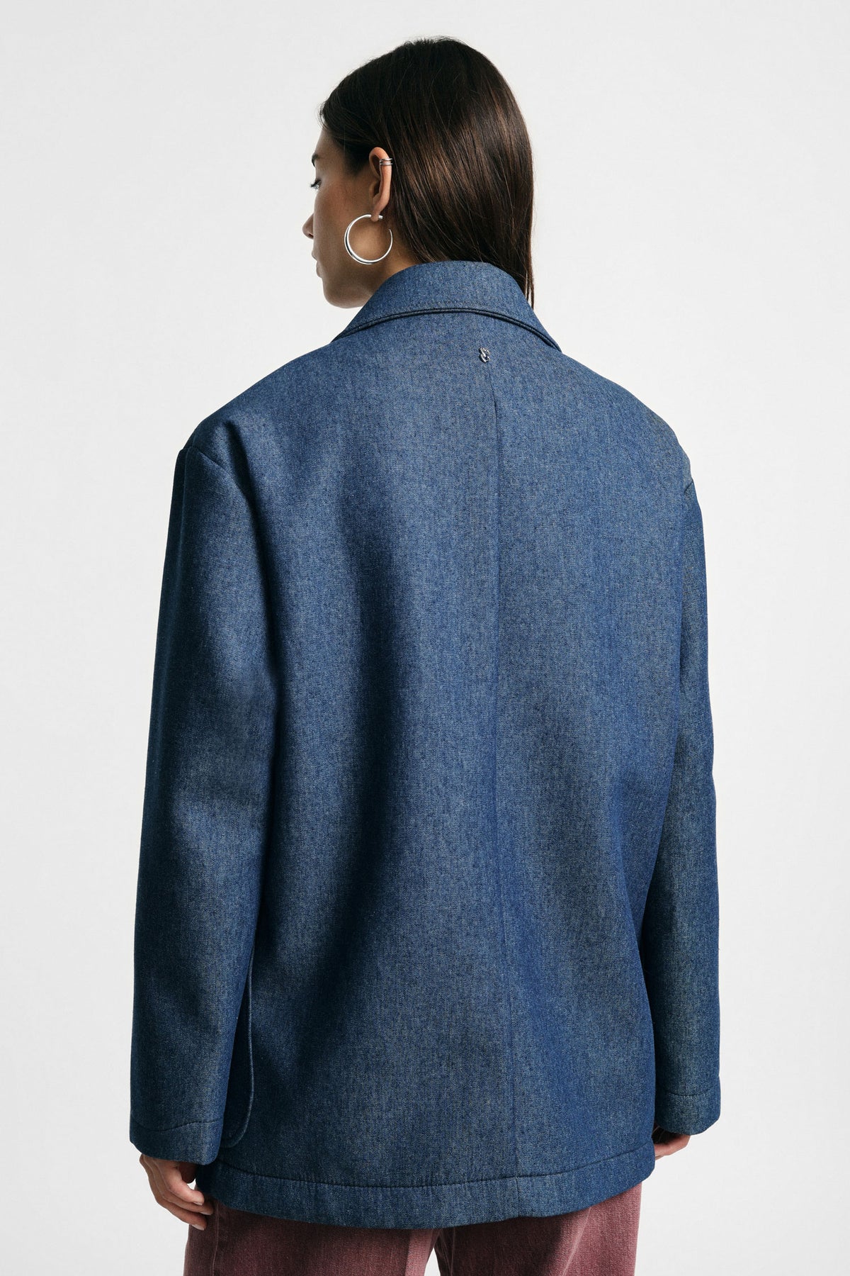 Manteau court croisé oversize en drap bleu denim porté, dos – Please