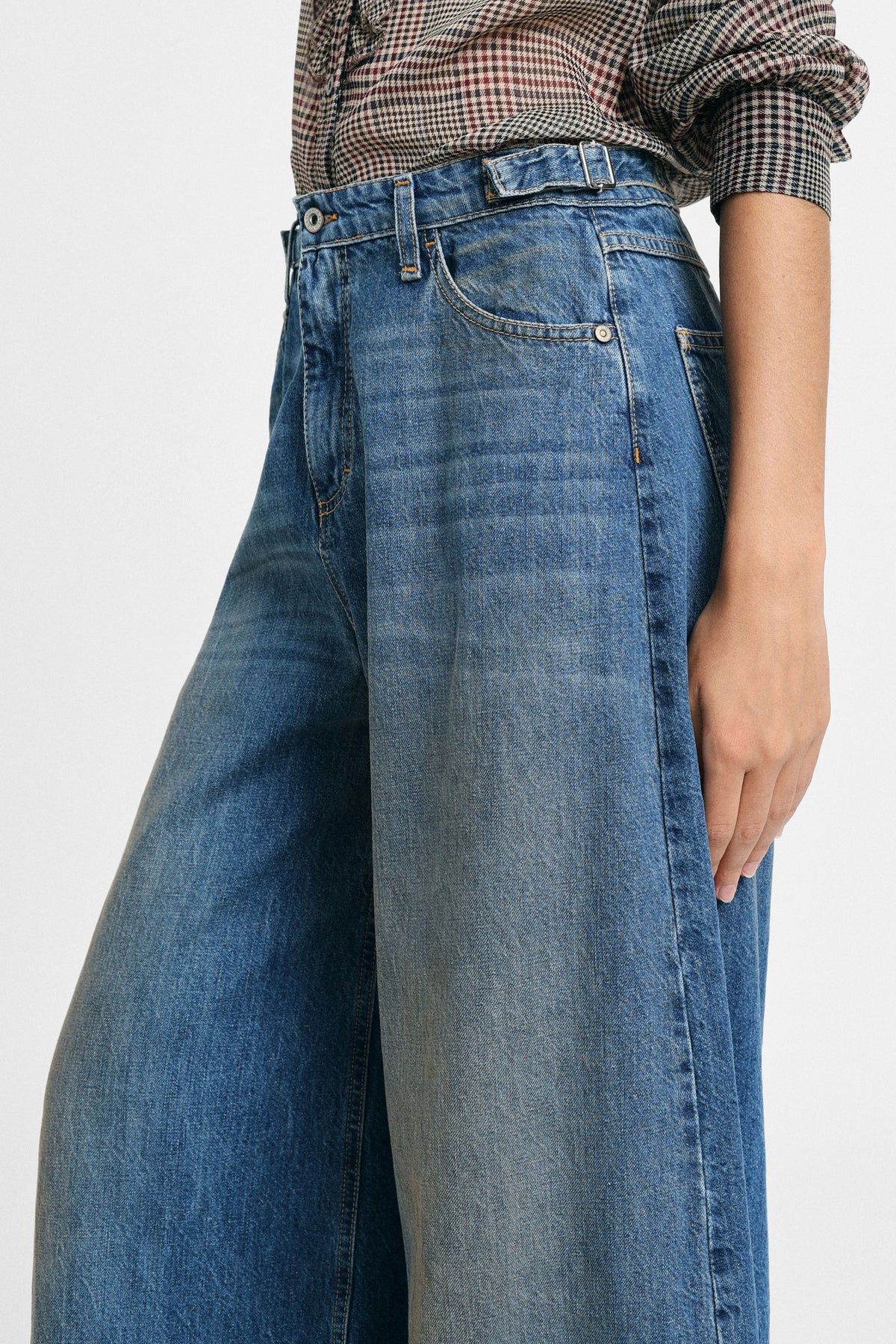 Jean large jambe évasée ourlet effiloché bleu denim – Please