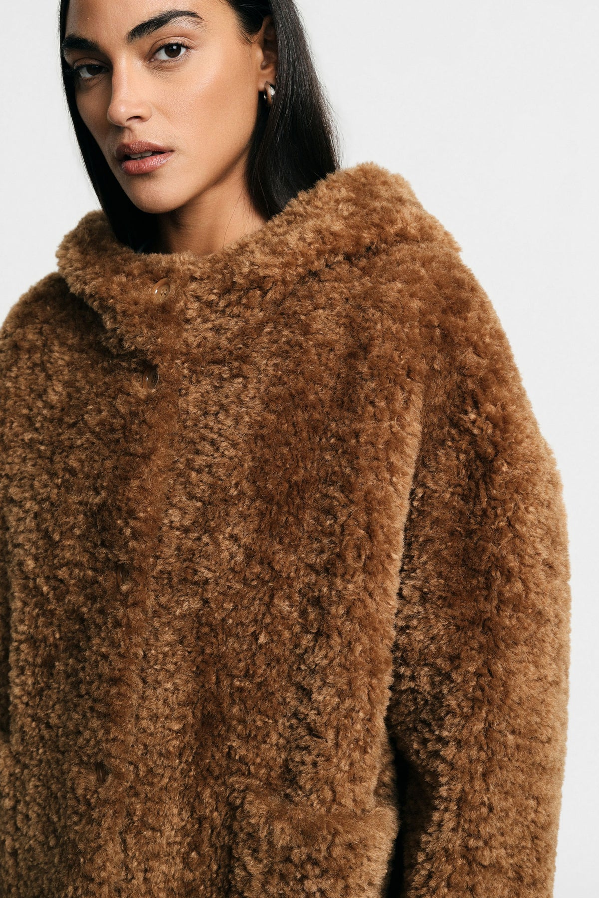 Manteau en fausse fourrure à capuche camel porté, profil – Please