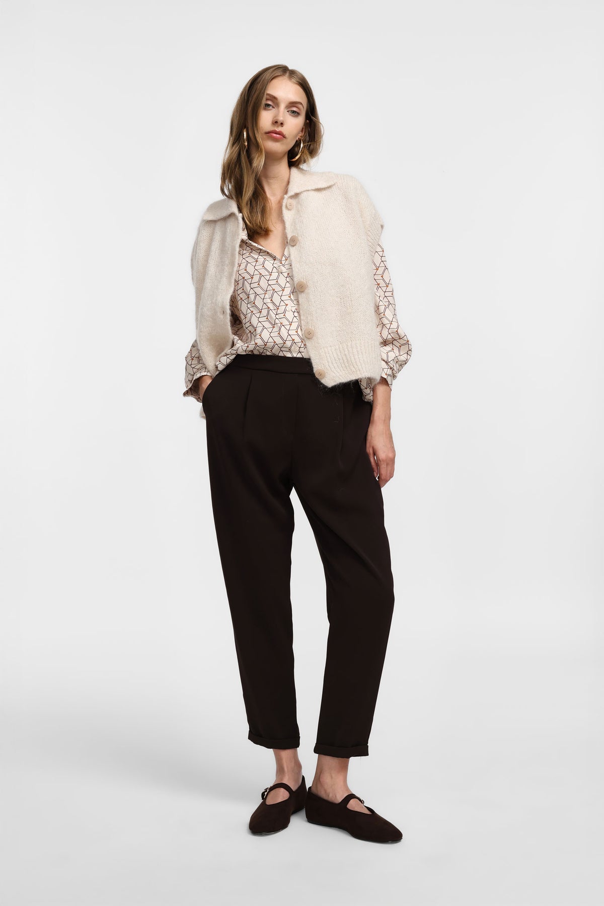 Pantalon fluide forme carotte en crêpe chocolat – Femme