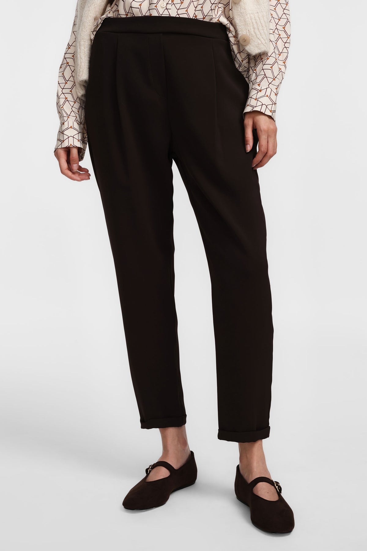 Pantalon fluide forme carotte en crêpe chocolat – Please