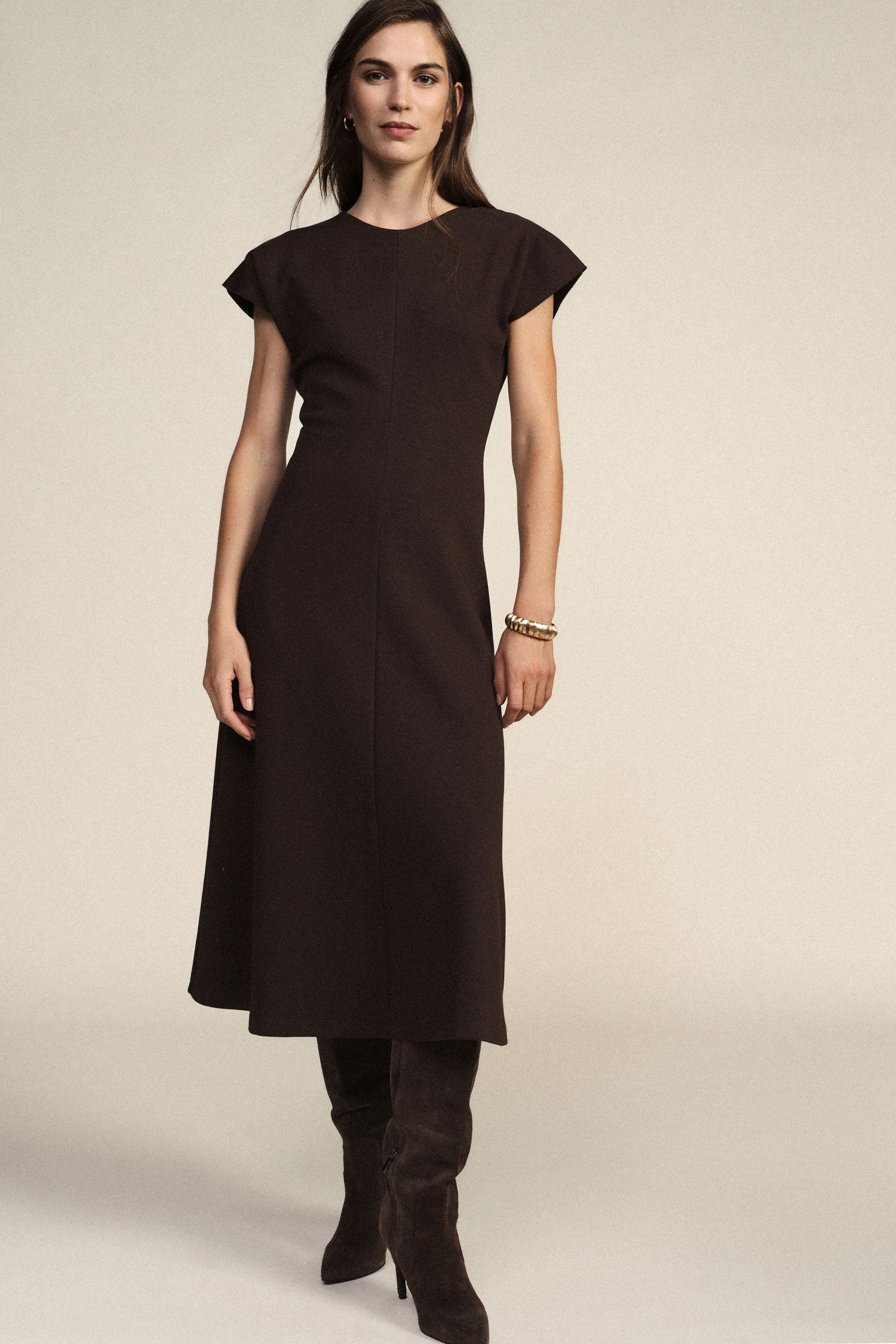 Robe longue évasée à manches kimono chocolat Dixie, vue de face portée