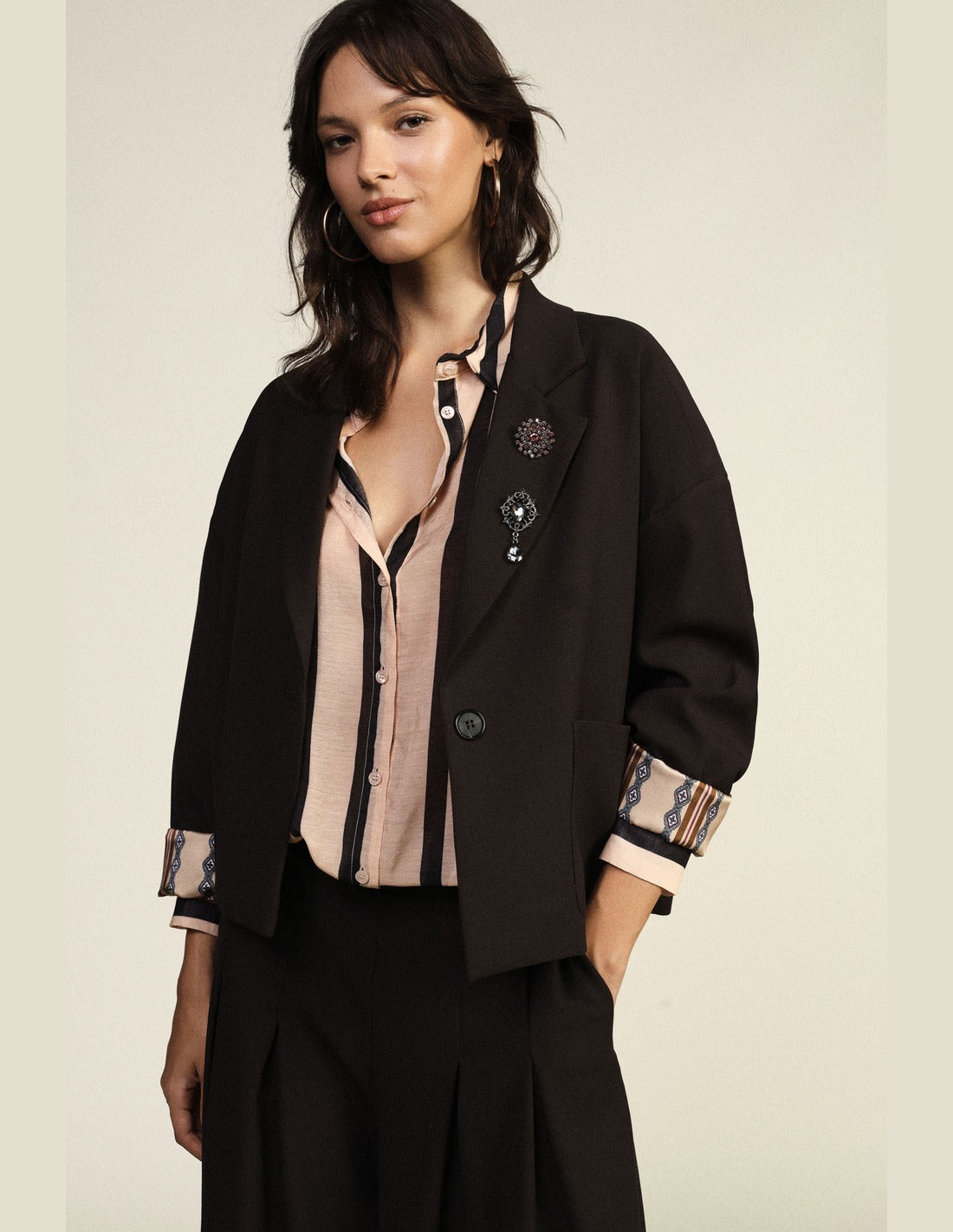 Blazer court boxy à broches décoratives chocolat porté – Dixie Femme