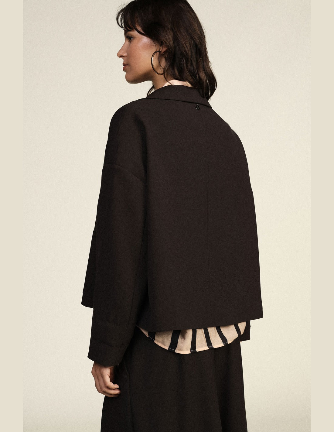 Blazer court boxy à broches décoratives chocolat porté, vue de dos – Dixie Femme