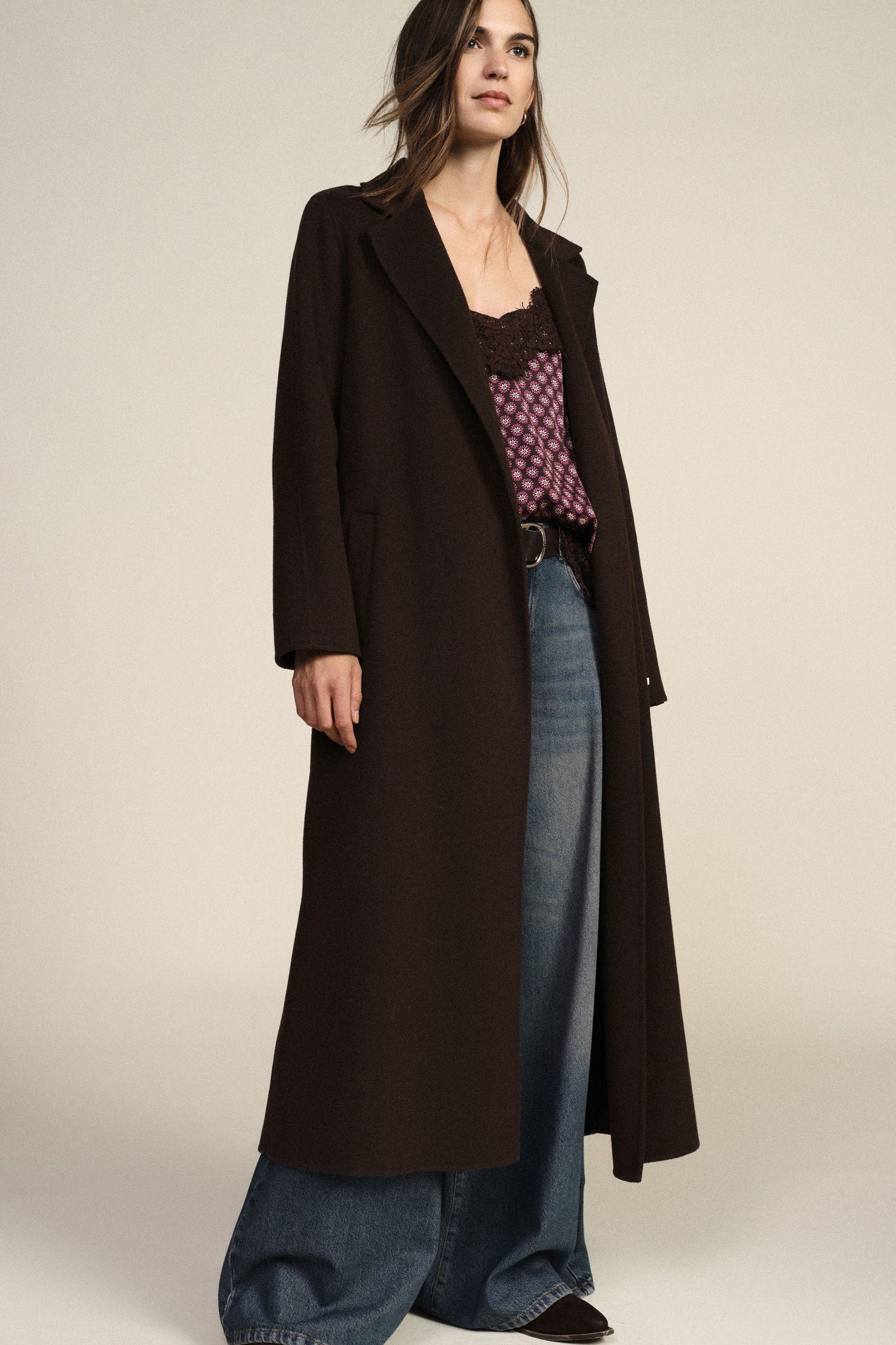 Manteau long ceinture en drap de laine chocolat Dixie vue portee