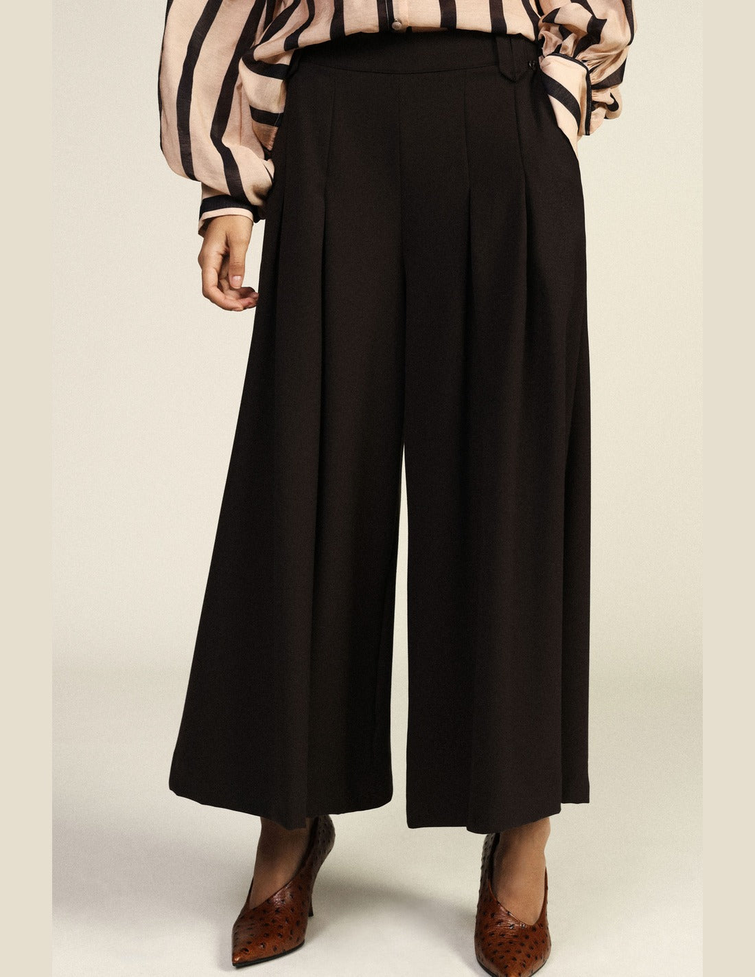 Jupe-culotte à plis creux taille haute chocolat portée, détail – Dixie Femme