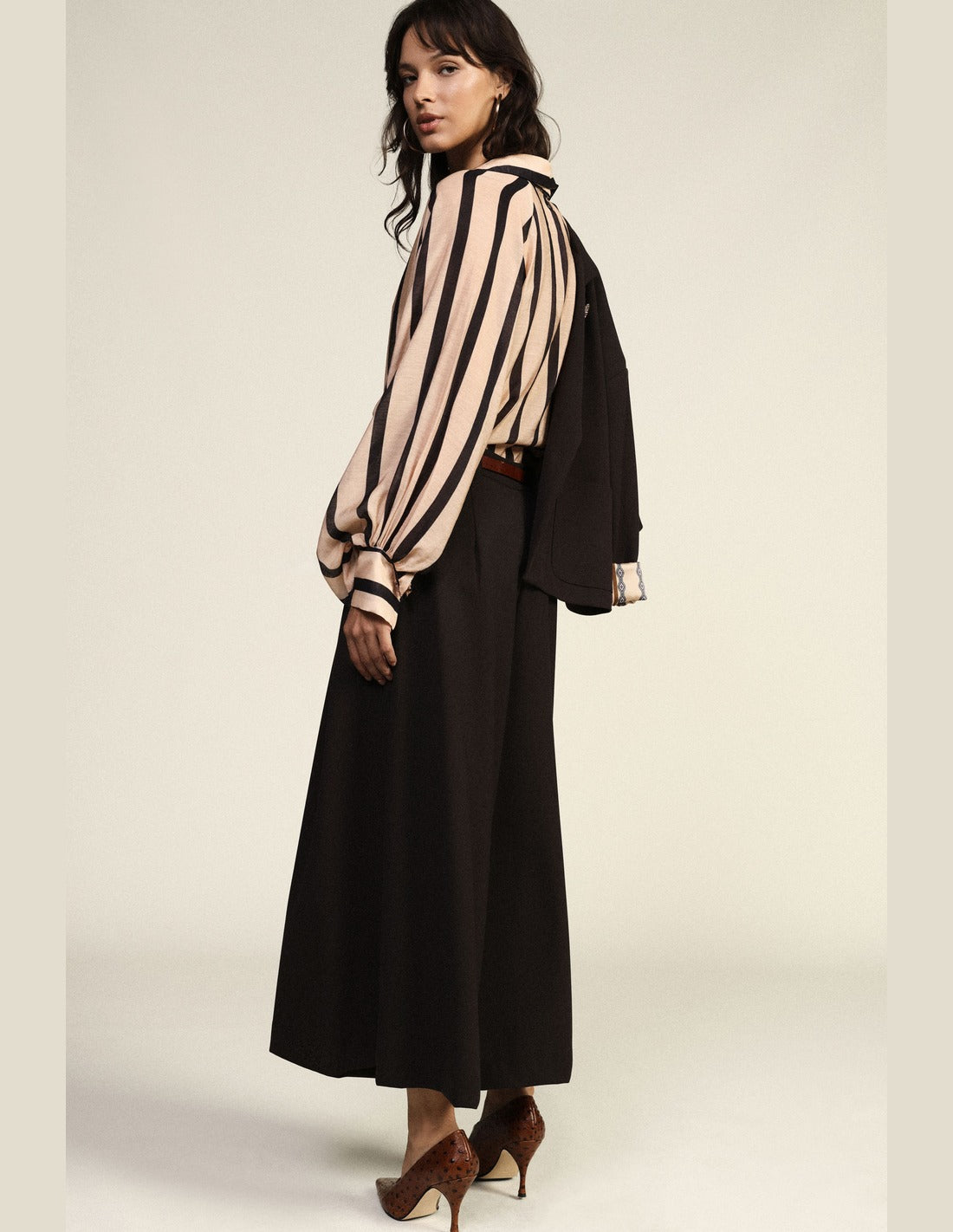 Jupe-culotte à plis creux taille haute chocolat portée, vue de profil – Dixie Femme