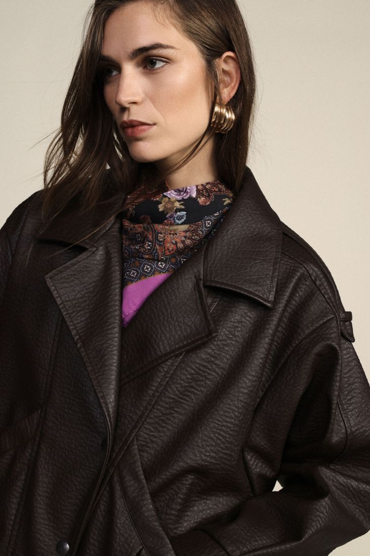 Manteau court a larges revers et poches avant chocolat Dixie Femme vue de profil