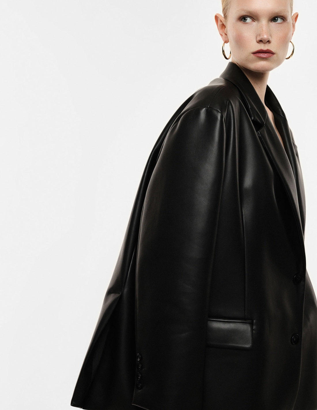 Blazer oversize effet cuir noir porté de profil – Imperial