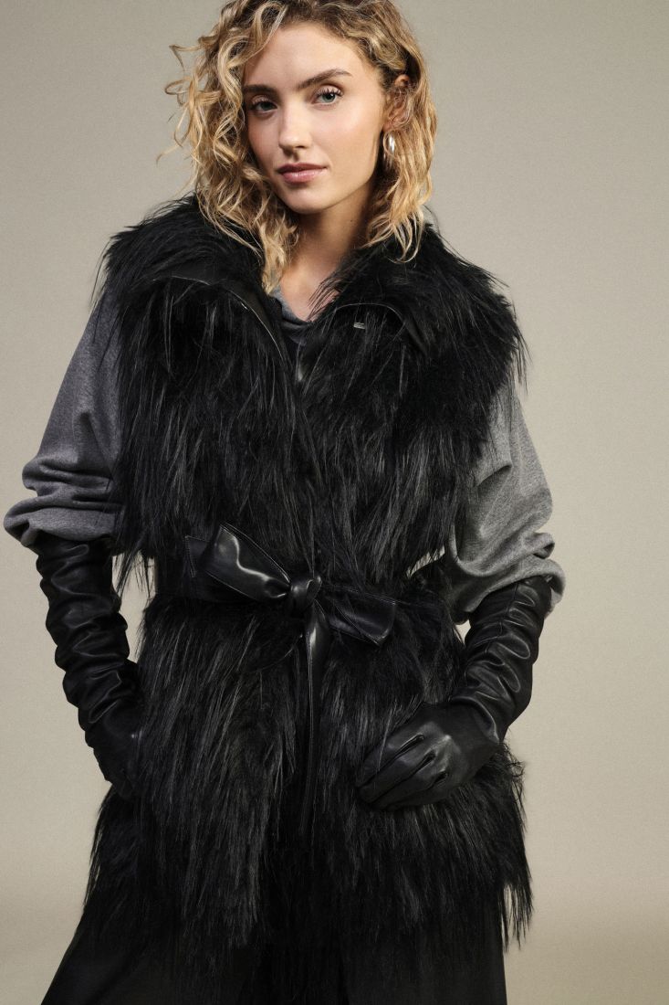 Manteau sans manches a ceinture effet fourrure longue noir Dixie Femme vue portee de face