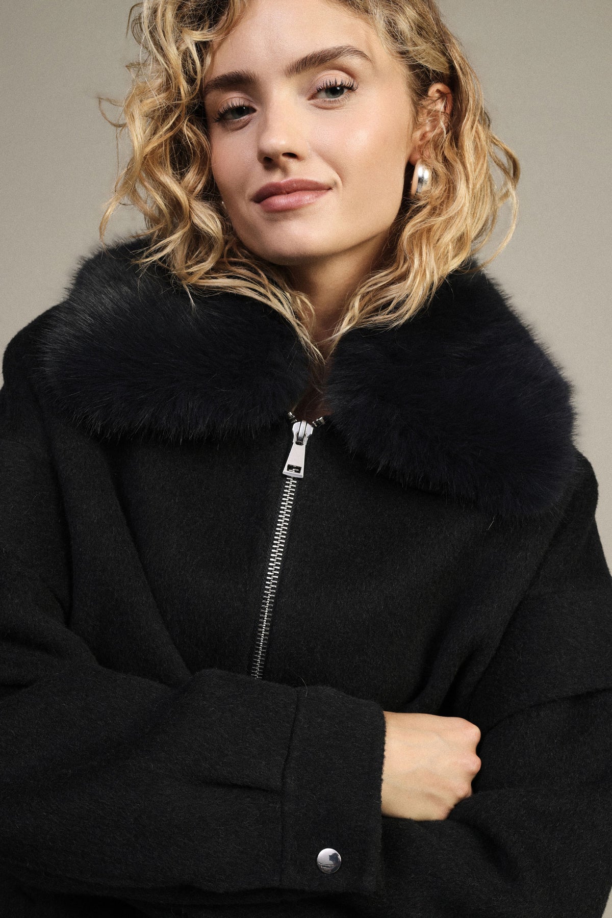 Manteau court zippé en lainage col fausse fourrure noir – Femme