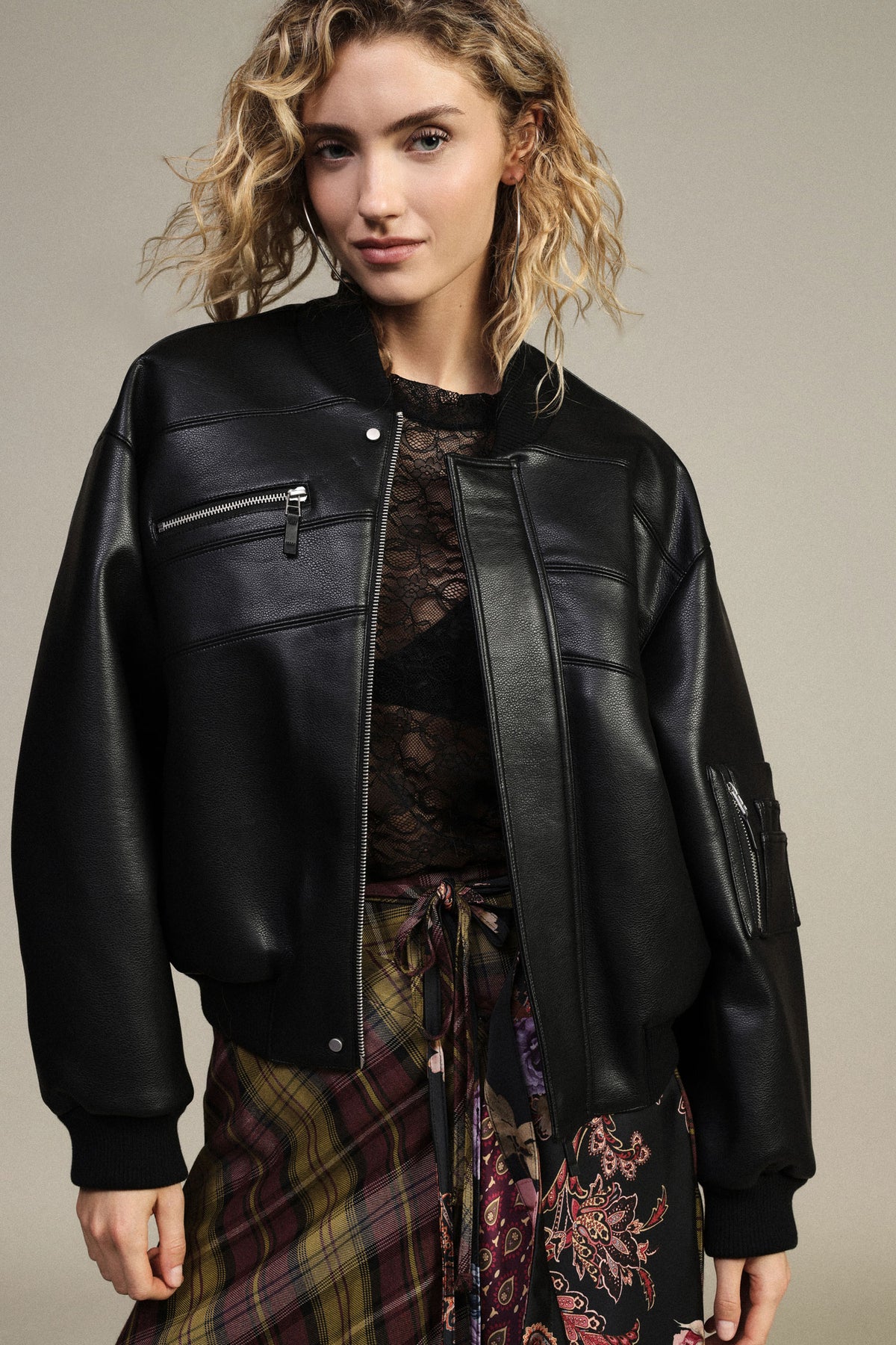 Bomber en éco-cuir noir Dixie porté de face