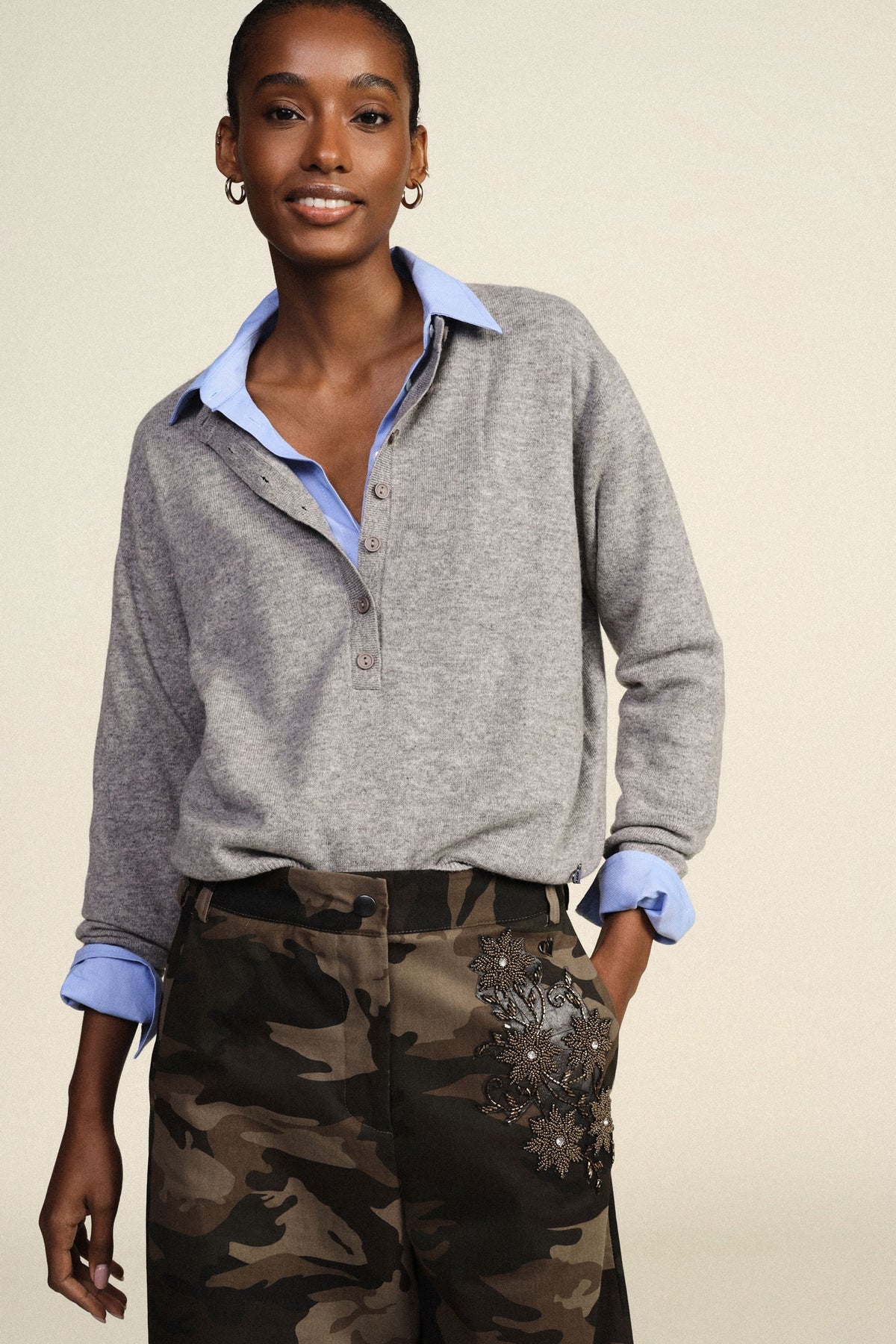 Pull col tunisien en laine gris Dixie porté