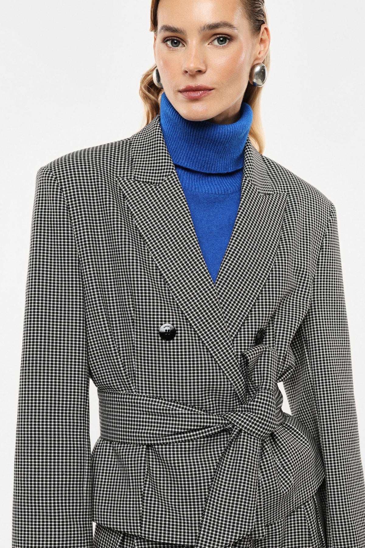 Blazer croisé ceinturé pied-de-poule noir et blanc – Femme