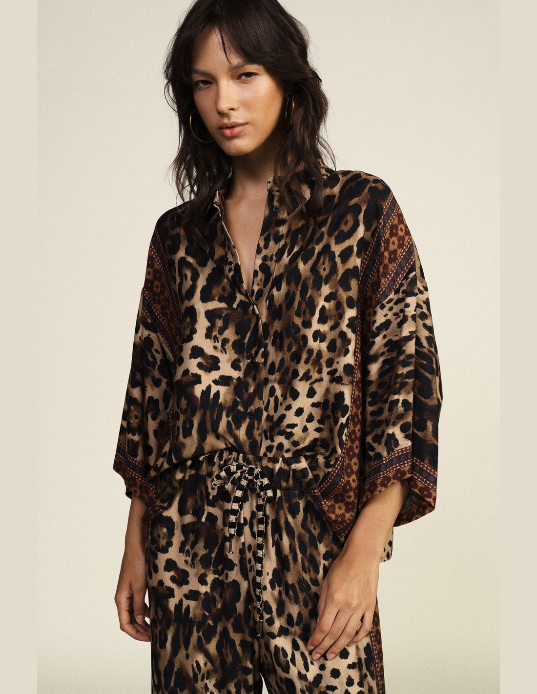 Chemise courte imprimé panthère à galons brodés portée – Dixie Femme