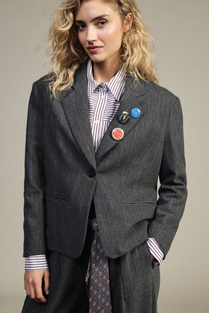 Blazer raye a badges decoratifs anthracite Dixie Femme vue portee de face