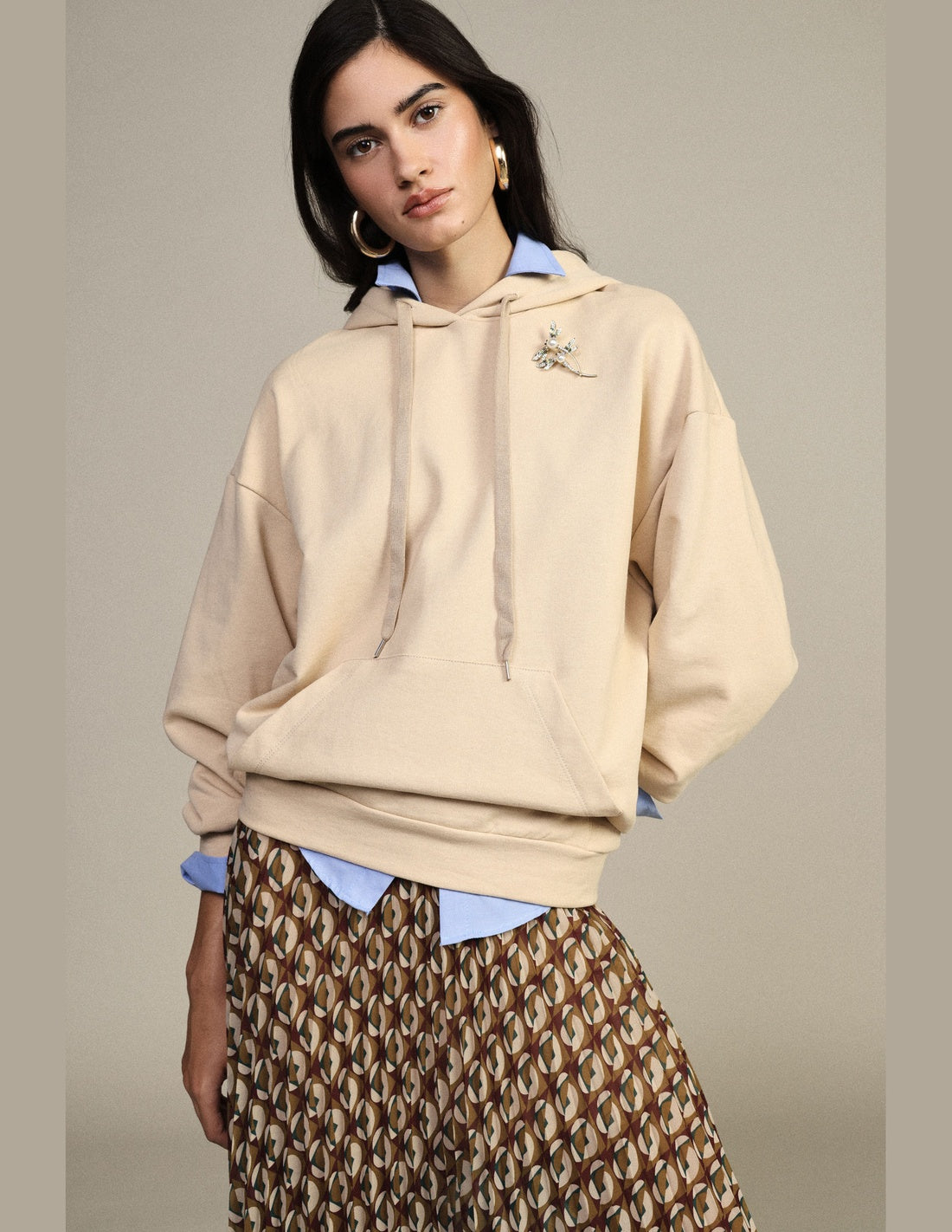 Sweat à capuche bijoux oversize ivoire Dixie vue portée de face