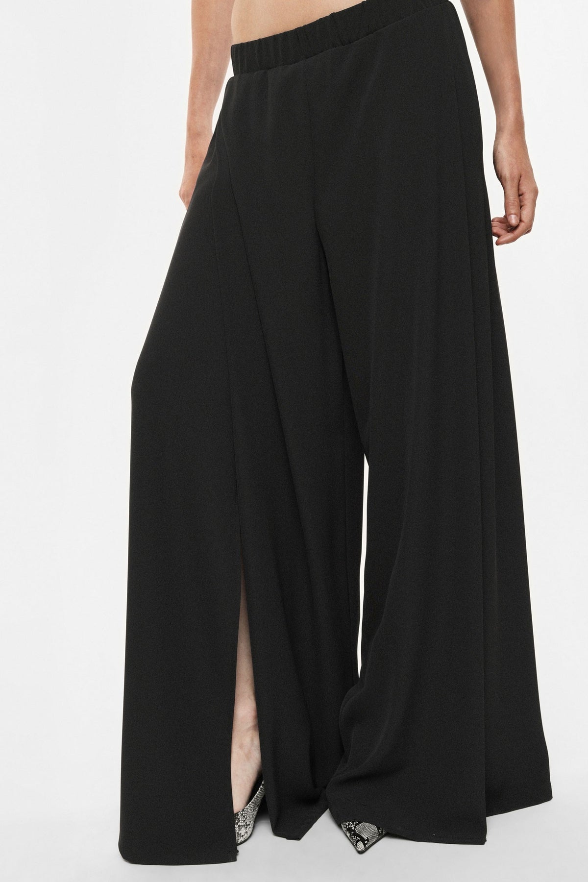 Pantalon palazzo très large noir Imperial porté, vue de profil