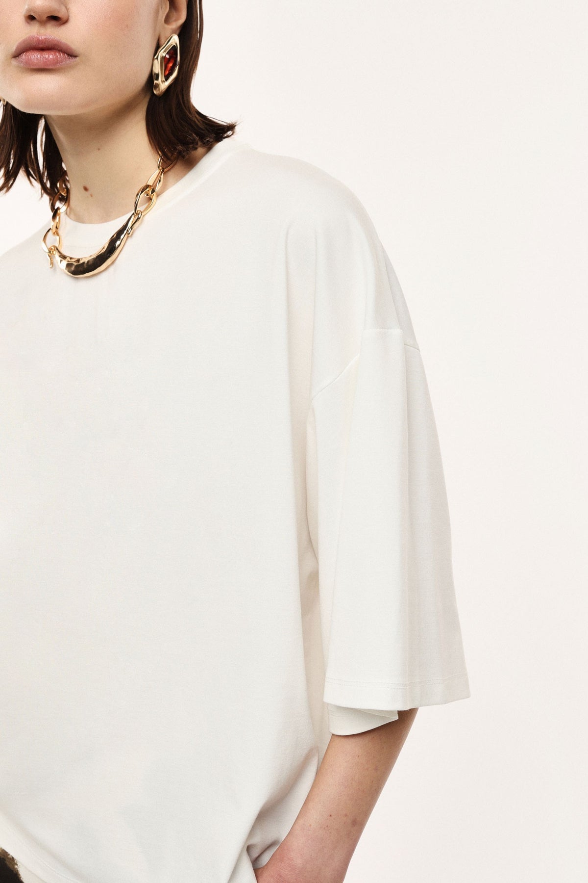 Détail de la maille et de l'encolure du t-shirt écru Imperial