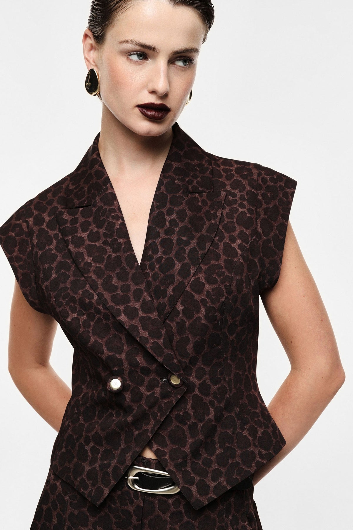 Gilet blazer sans manches imprimé panthère Imperial, porté de face