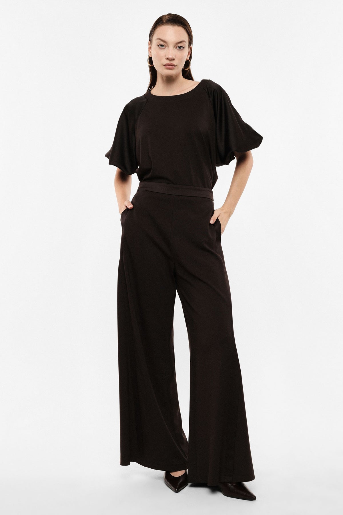 Pantalon palazzo taille satin à galons noir Imperial, porté de face