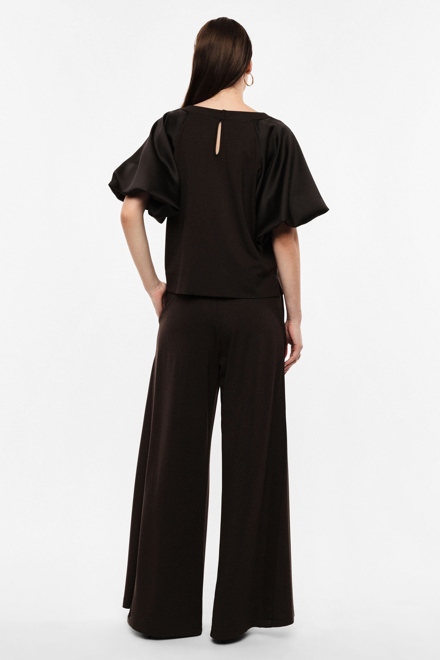 Pantalon palazzo taille satin à galons noir Imperial, porté de dos