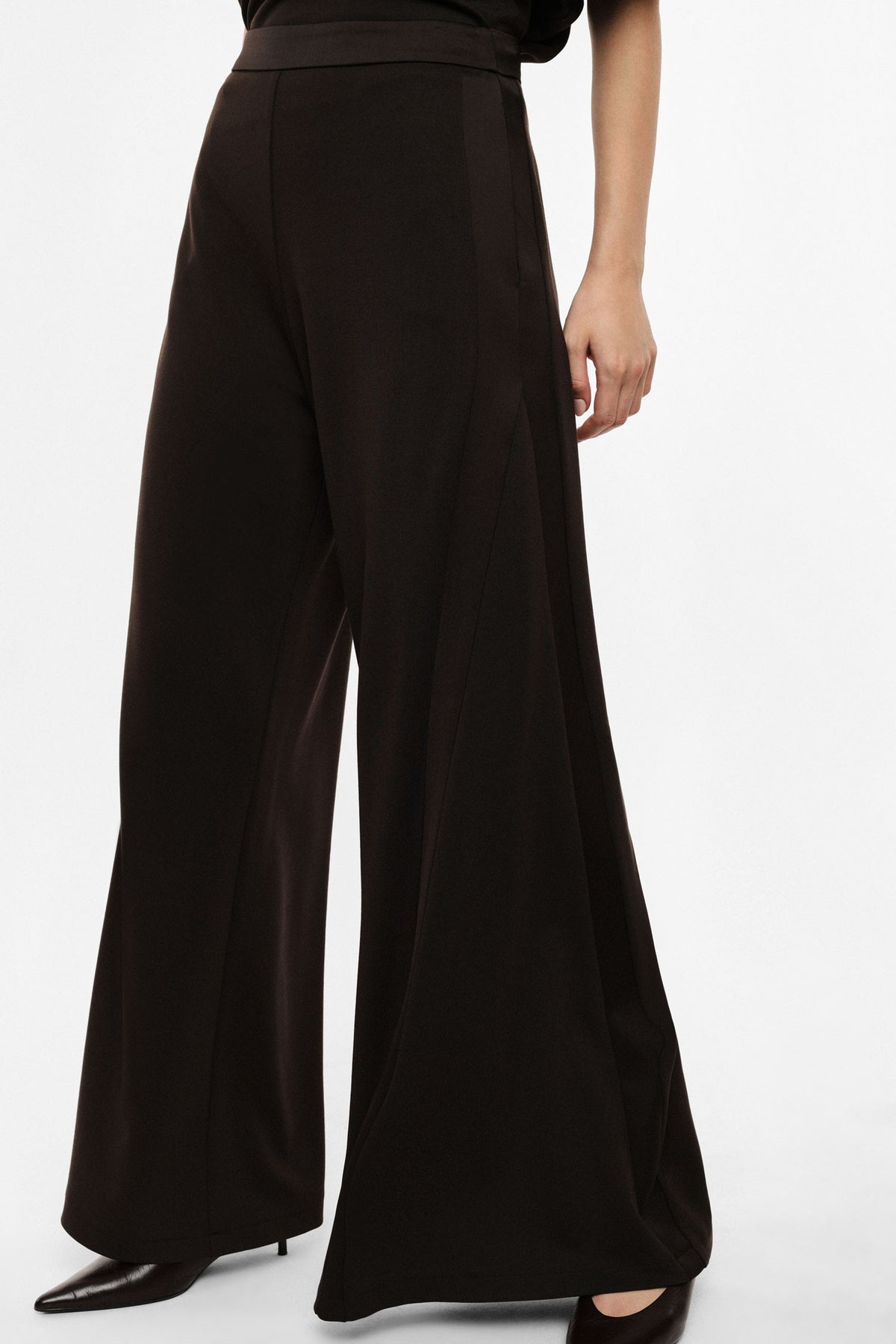 Pantalon palazzo taille satin à galons noir Imperial, porté de profil