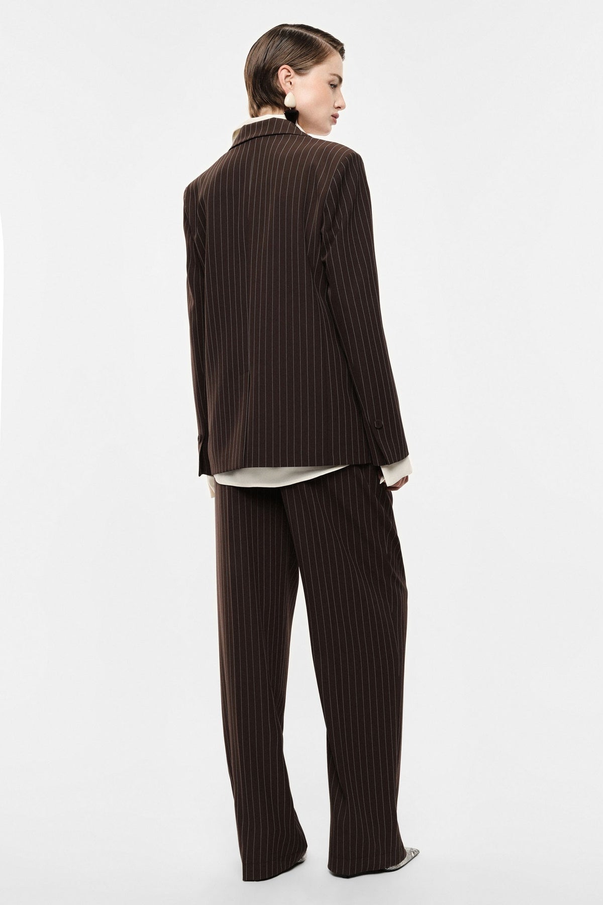 Pantalon rayé jambe large marron Imperial, porté de dos
