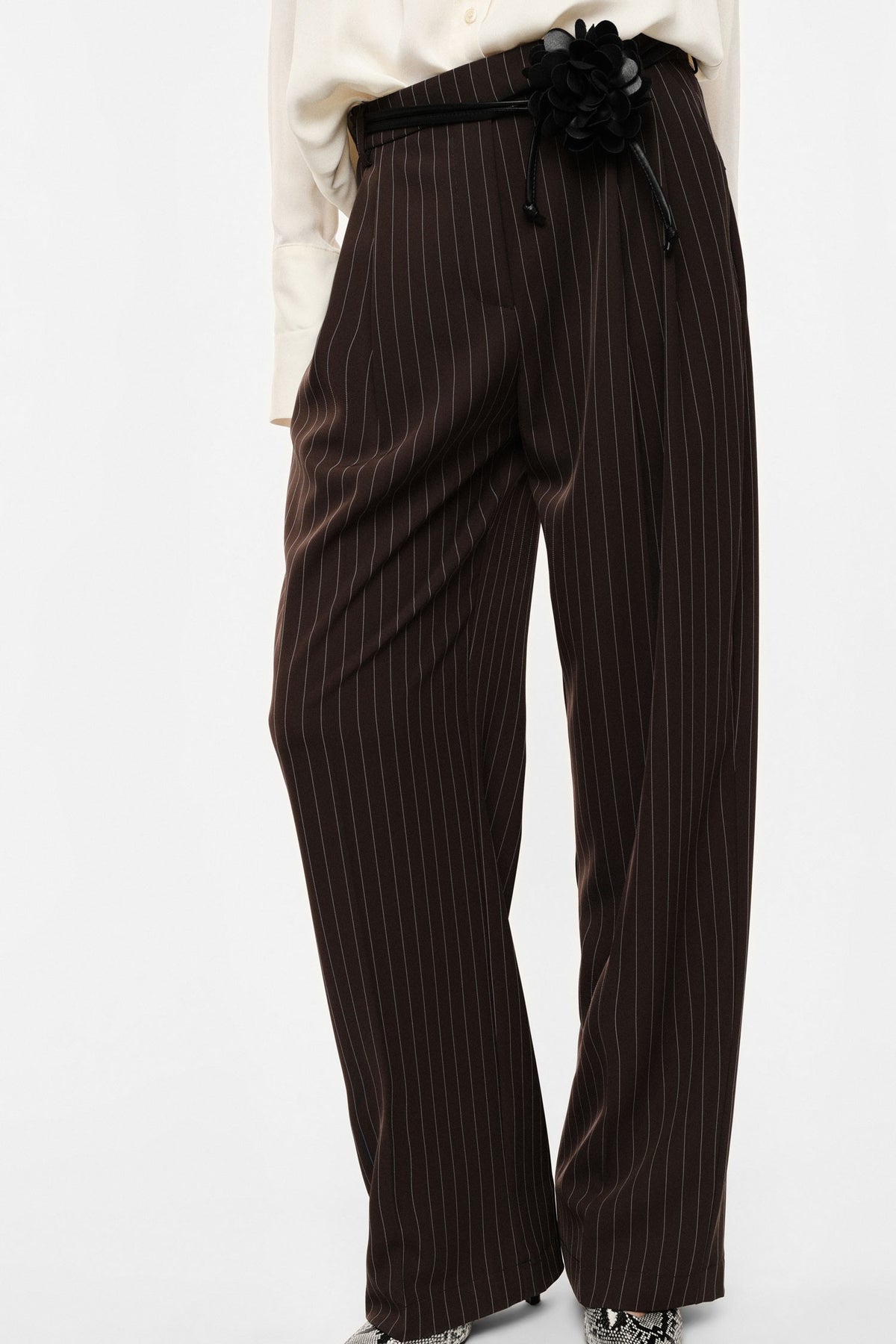 Pantalon rayé jambe large marron Imperial, porté de profil