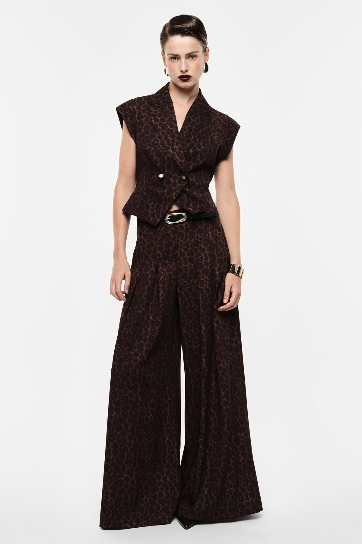 Pantalon palazzo imprimé panthère Imperial, porté de face