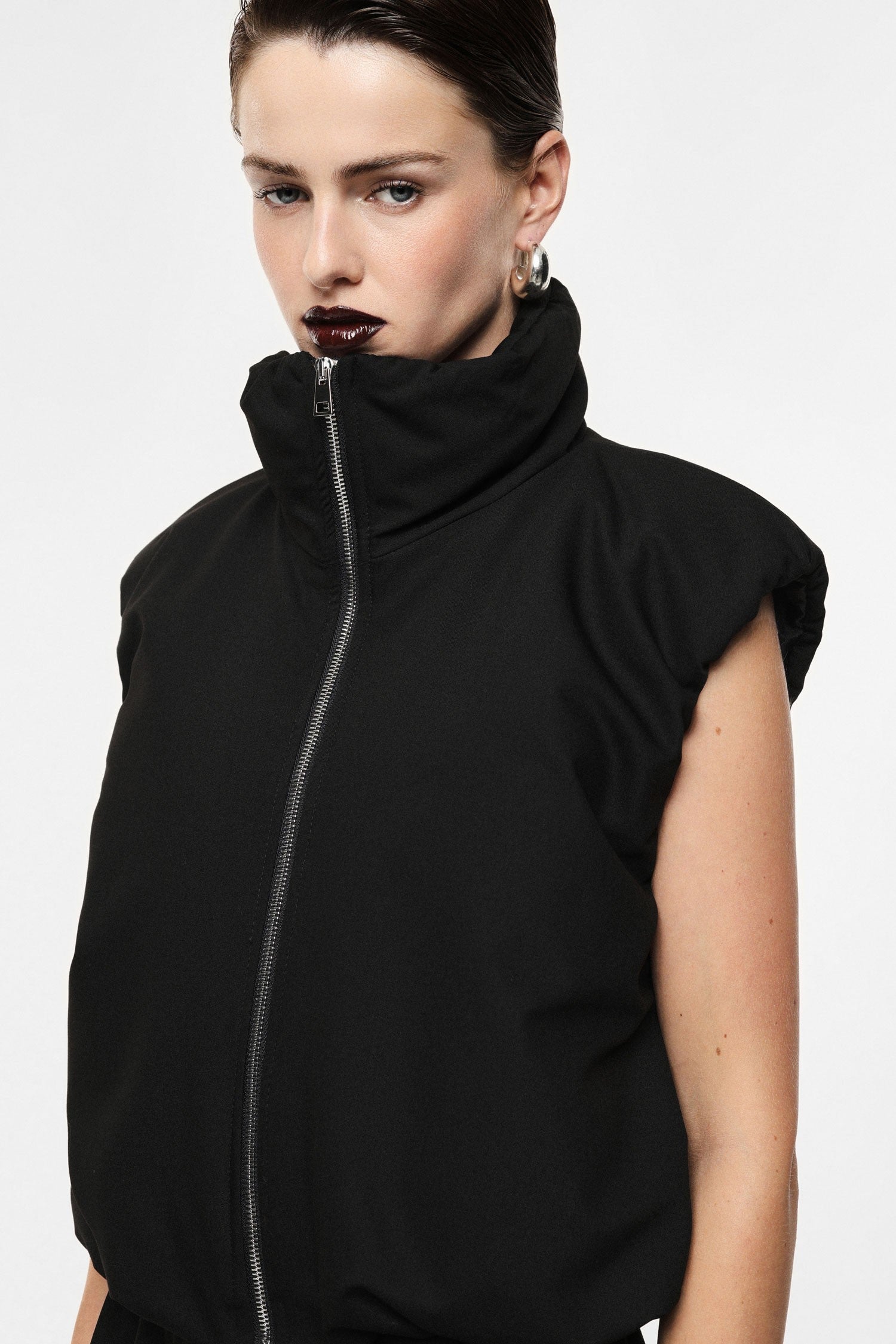 Gilet court matelassé noir Imperial, porté de profil