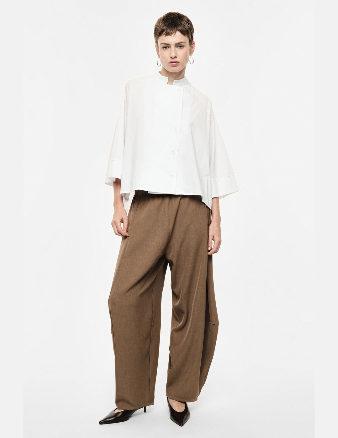 Pantalon large cropped à taille élastiquée tabac Imperial vue portée de face