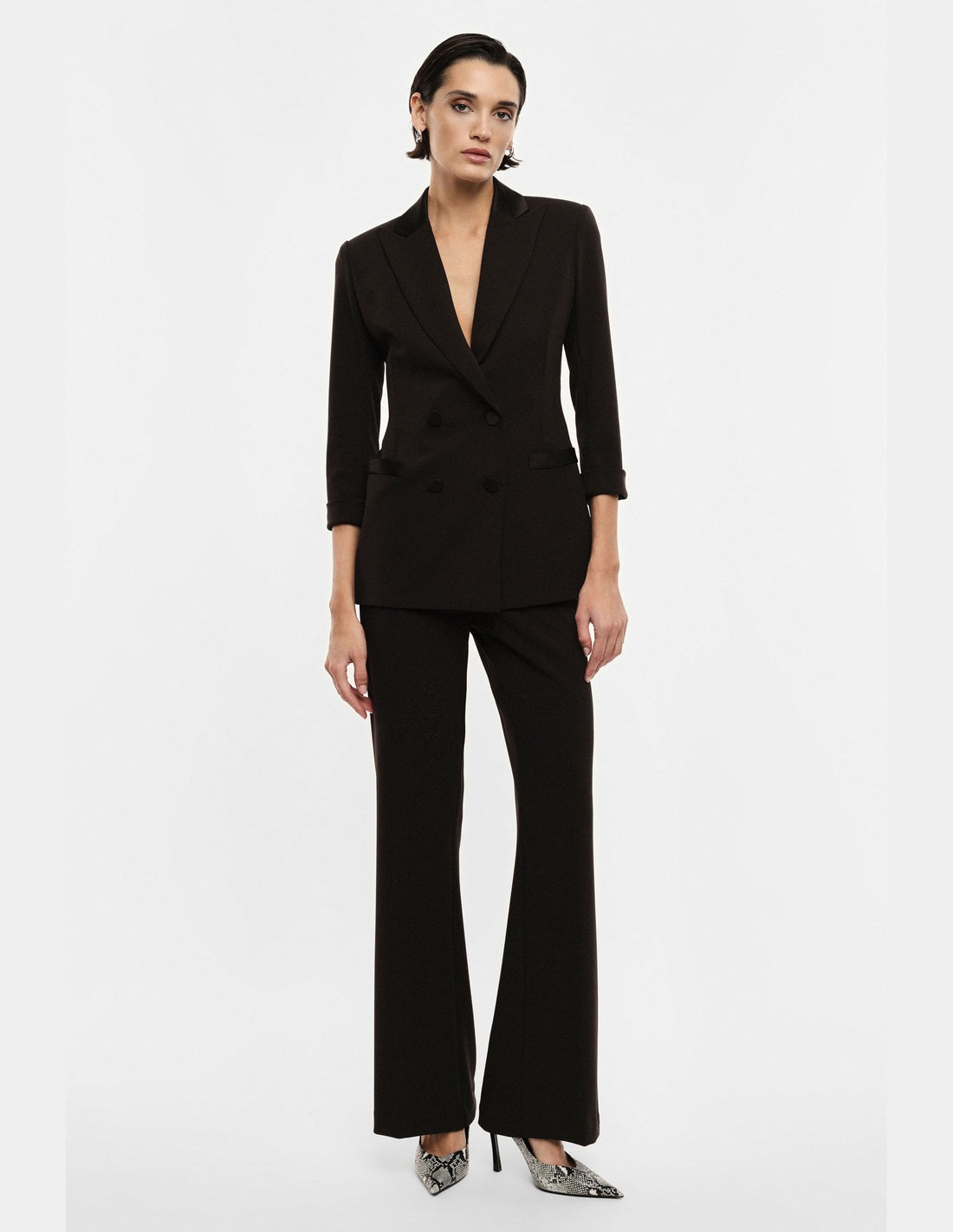 Pantalon de smoking flare finition satin marron Imperial vue portée de face
