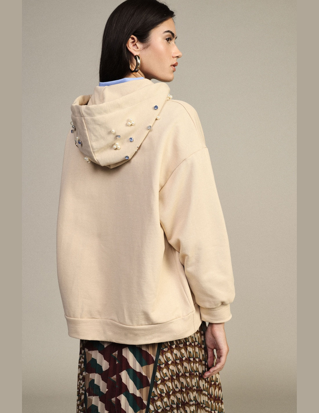 Sweat à capuche bijoux oversize ivoire Dixie vue portée de dos