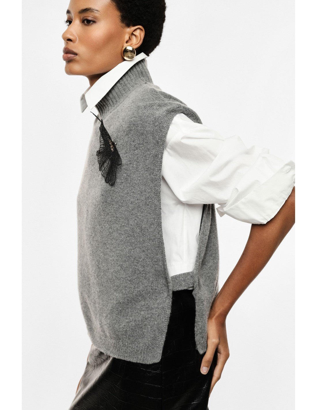 Pull sans manches à col montant et broche gris chiné porté, profil – Imperial