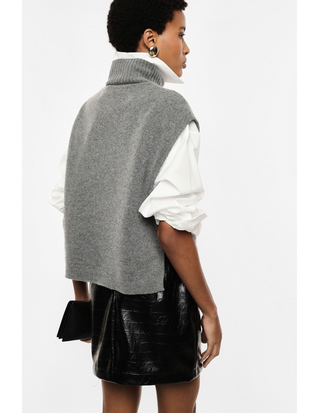 Pull sans manches à col montant et broche gris chiné porté, dos – Imperial