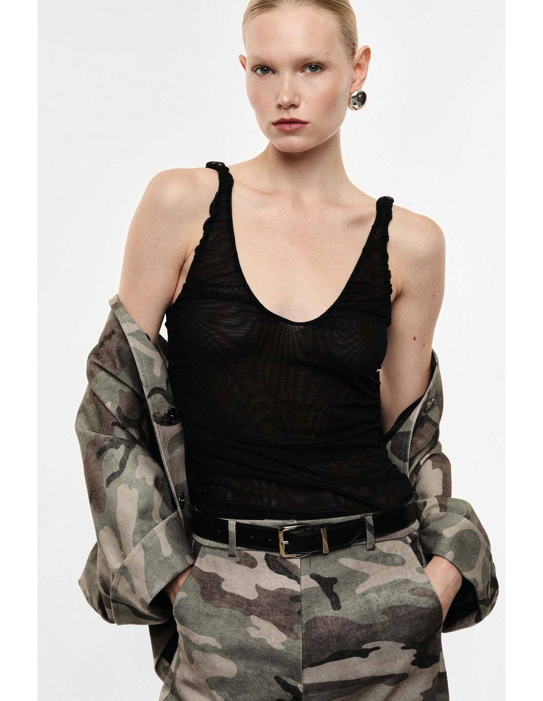 Débardeur en maille transparente texturée noir porté sous un blouson – Imperial