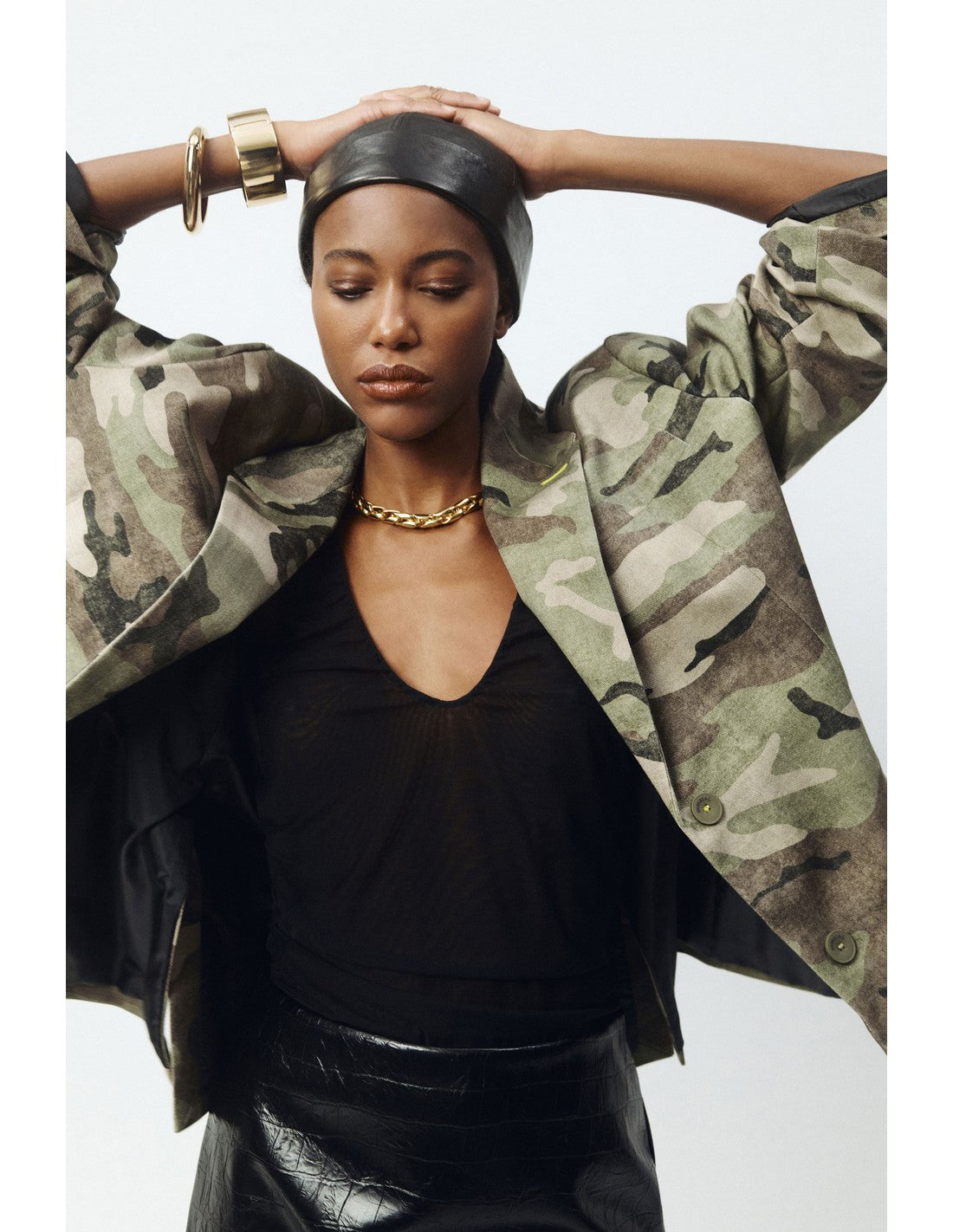 Débardeur en maille transparente texturée noir porté avec un blouson – Imperial