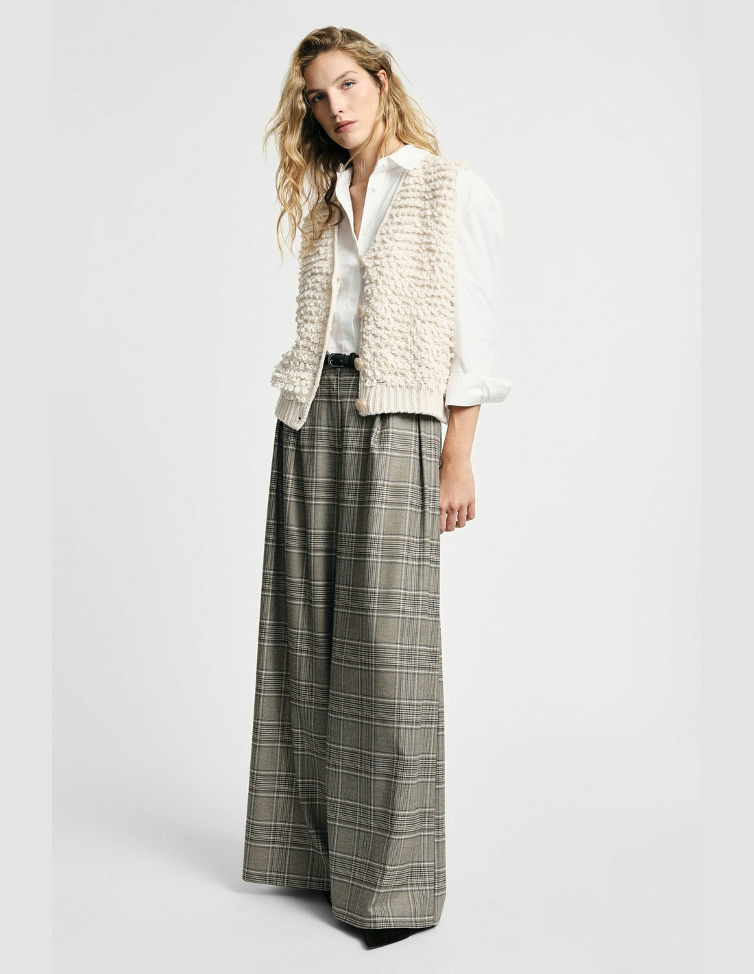Pantalon palazzo à carreaux plis devant beige et chocolat Please vue portée de face