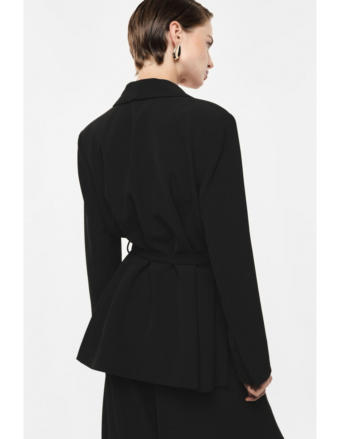 Blazer col châle à ceinture nouée noir, porté de dos