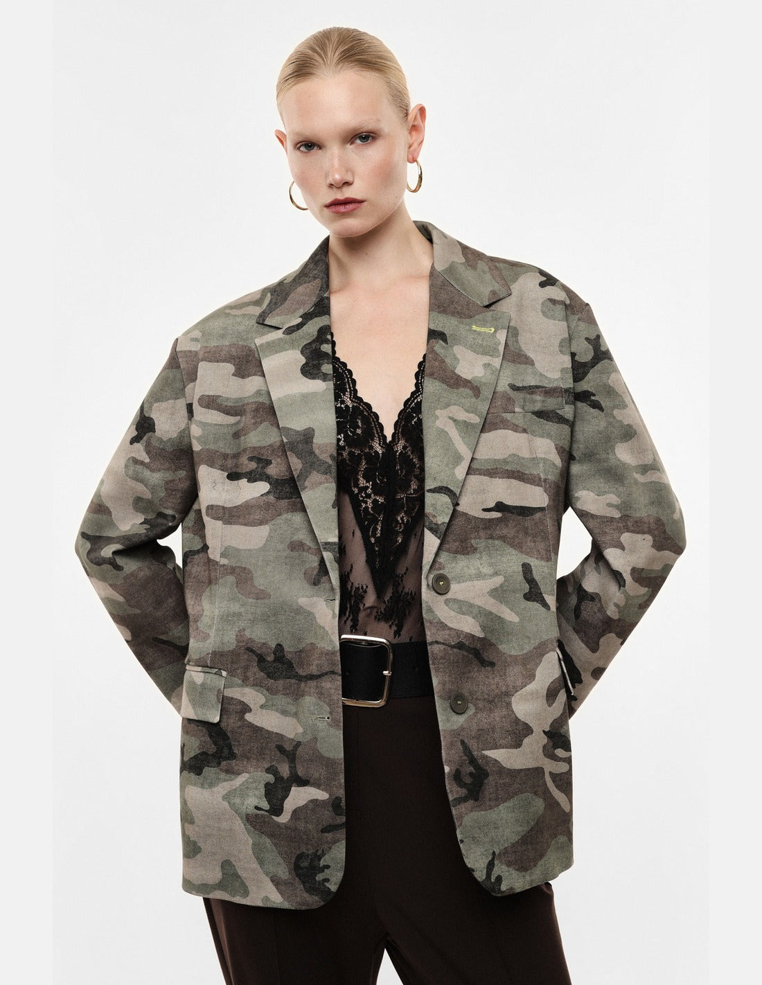 Blazer oversize en sergé camouflage kaki et beige porté, vue de face – Imperial