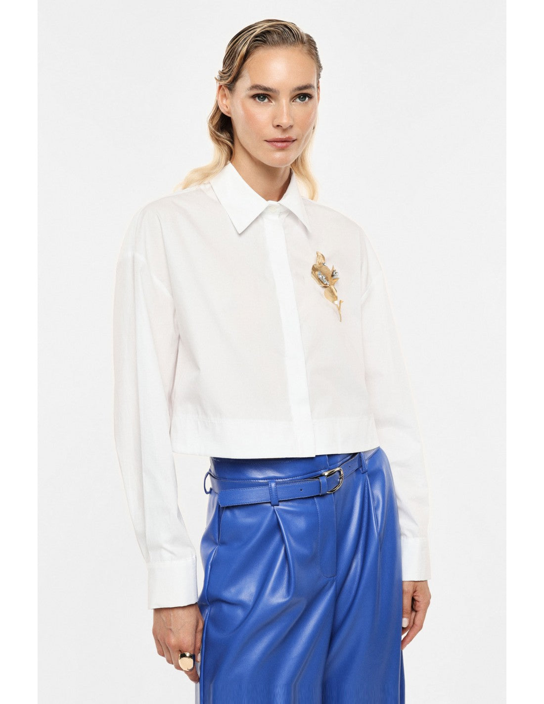 Chemise cropped blanche à broche bijou, portée de face